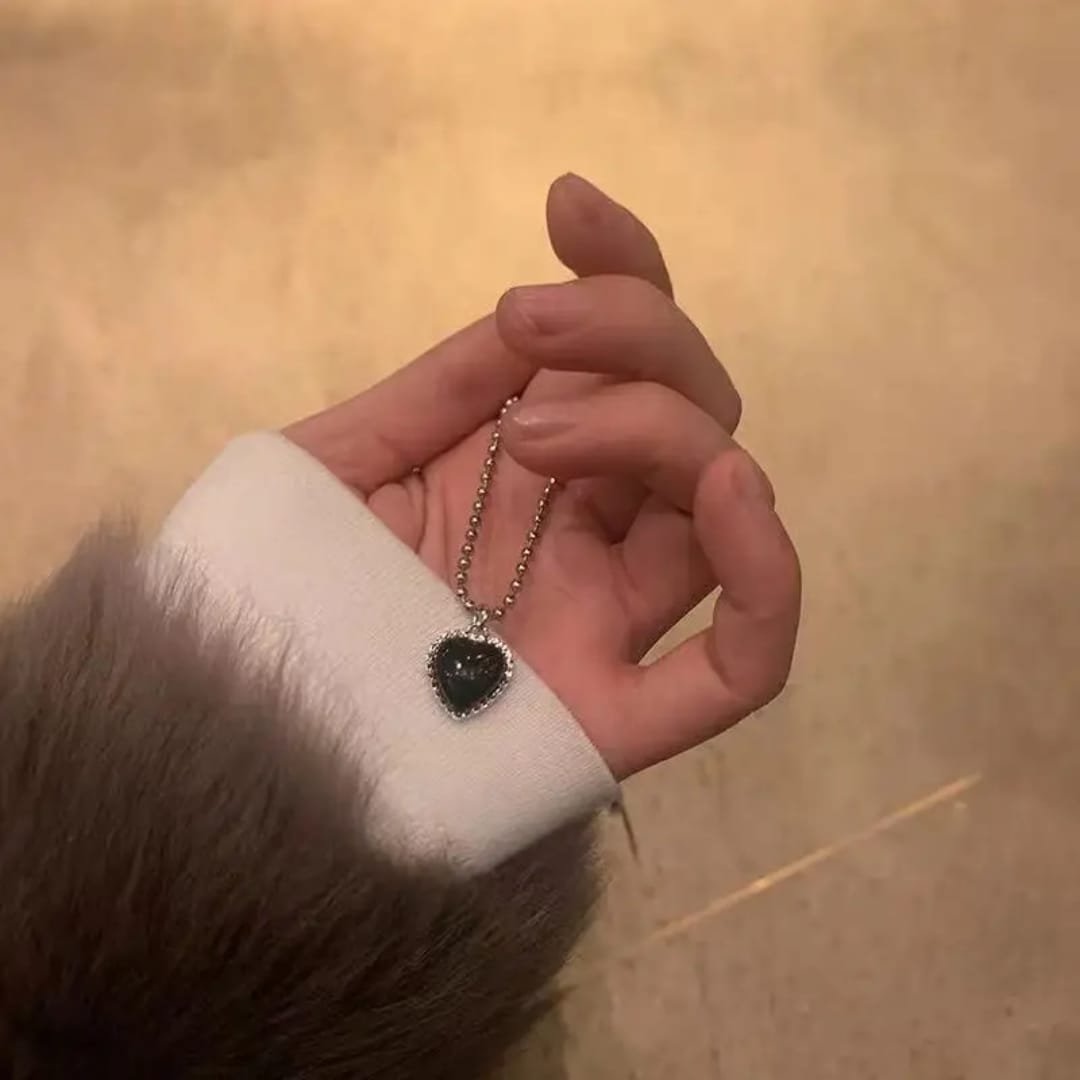 Silver-Plated Black Agate Heart Retro Pendant Korean Jewelry Necklace - Image 3